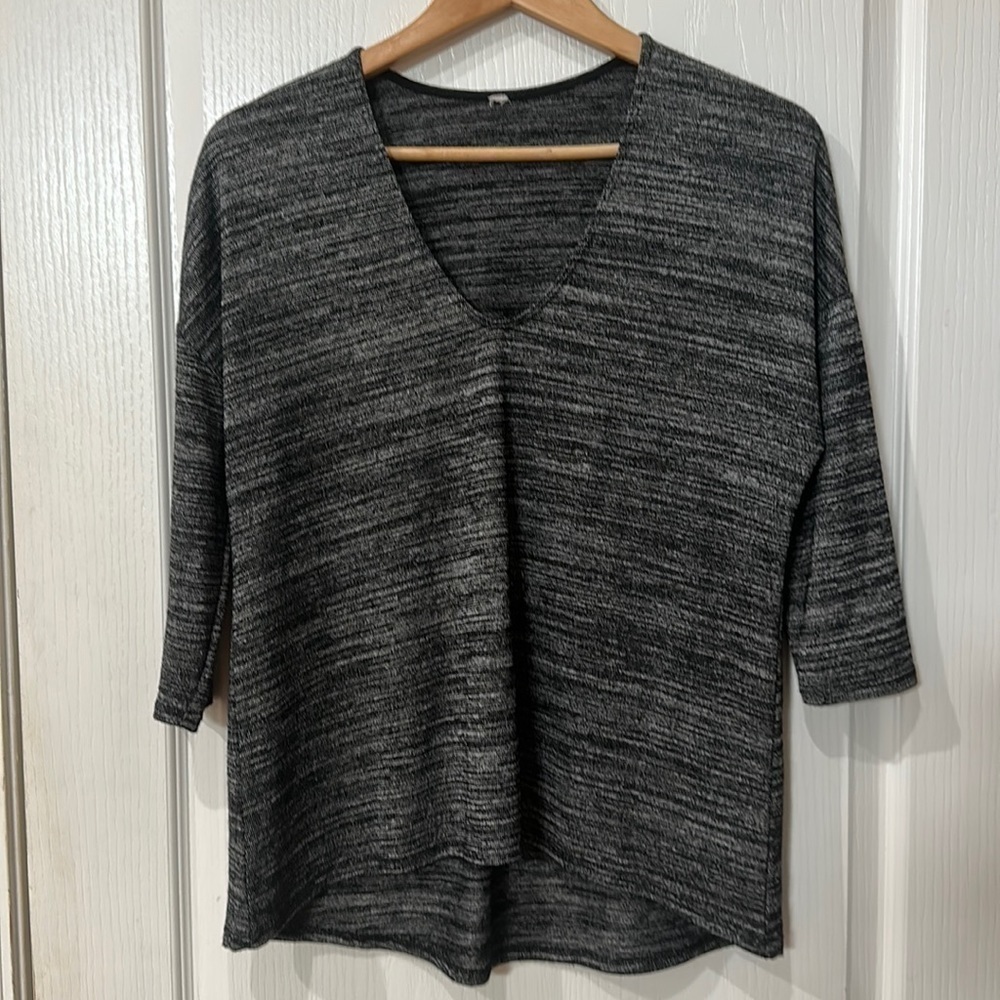 Black and gray V-neck three-quarter sleeve top Sz M/L